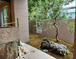 建物の外壁に調和する、やさしく重厚感のある仕上がりに。